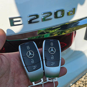 벤츠 E220d 2022년식 E바디 전용 프리미엄 스마트키 2EA 신규 제작 및 근접도어(PKE) 통합 연동 설정 포함, 키리스 시스템 최적화 시공 완료