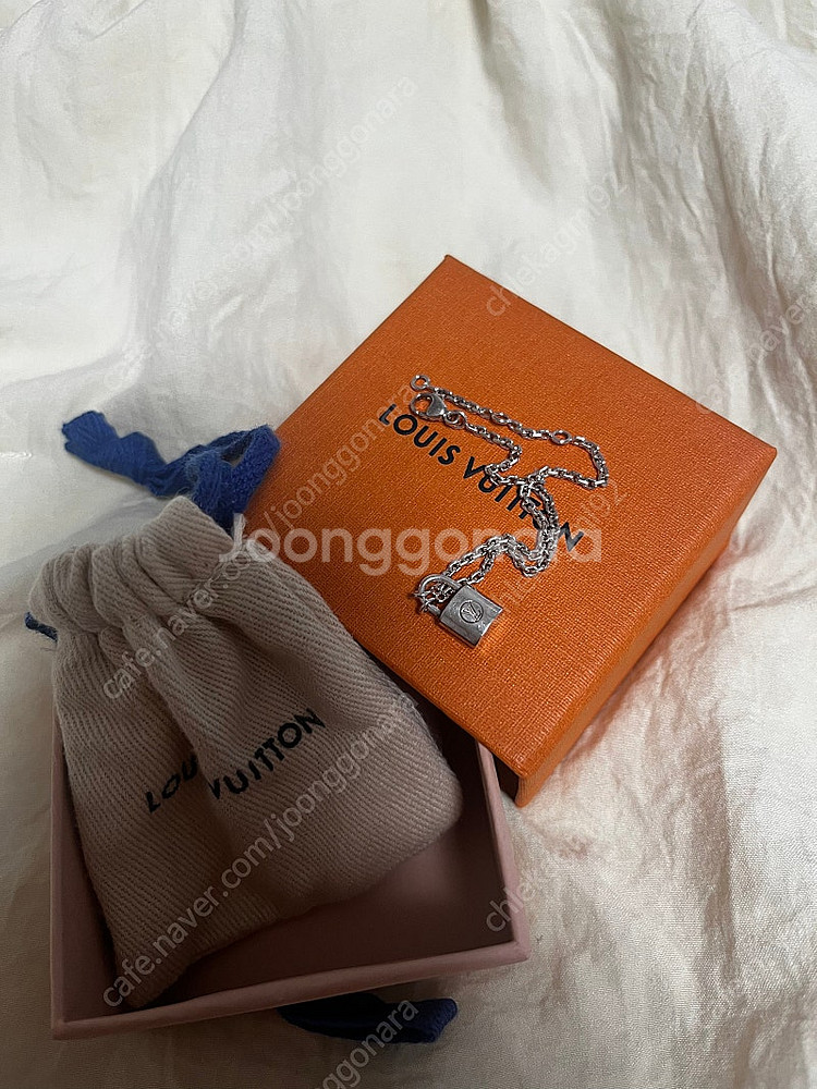 루이비통 실버 락킷팔찌--1