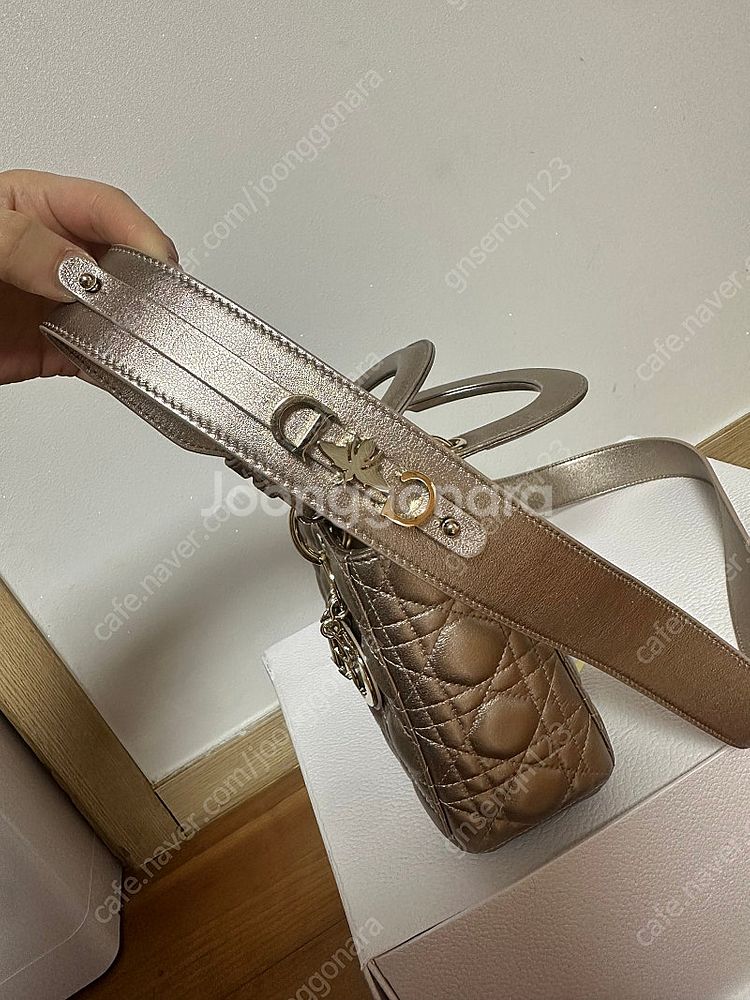 디올 레이디백 메탈릭골드 램스킨--2
