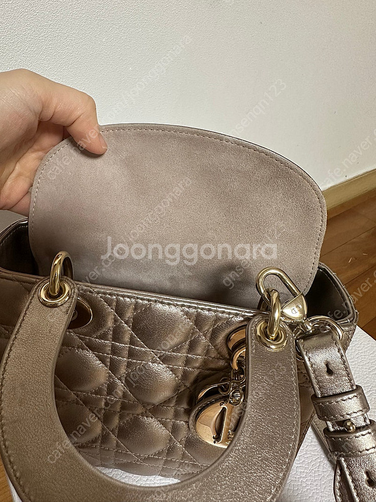 디올 레이디백 메탈릭골드 램스킨--4