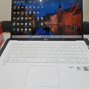 LG 그램 15인치 화이트 노트북 판매합니다 - 모델명: 15Z90N-VR50K - CPU: 인텔 코어 i5-1035G1 - 램: 8GB DDR4 - SSD: 256GB NVMe