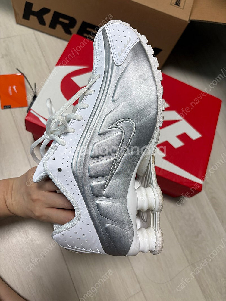 나이키 샥스 R4 화이트메탈릭 실버 240--5