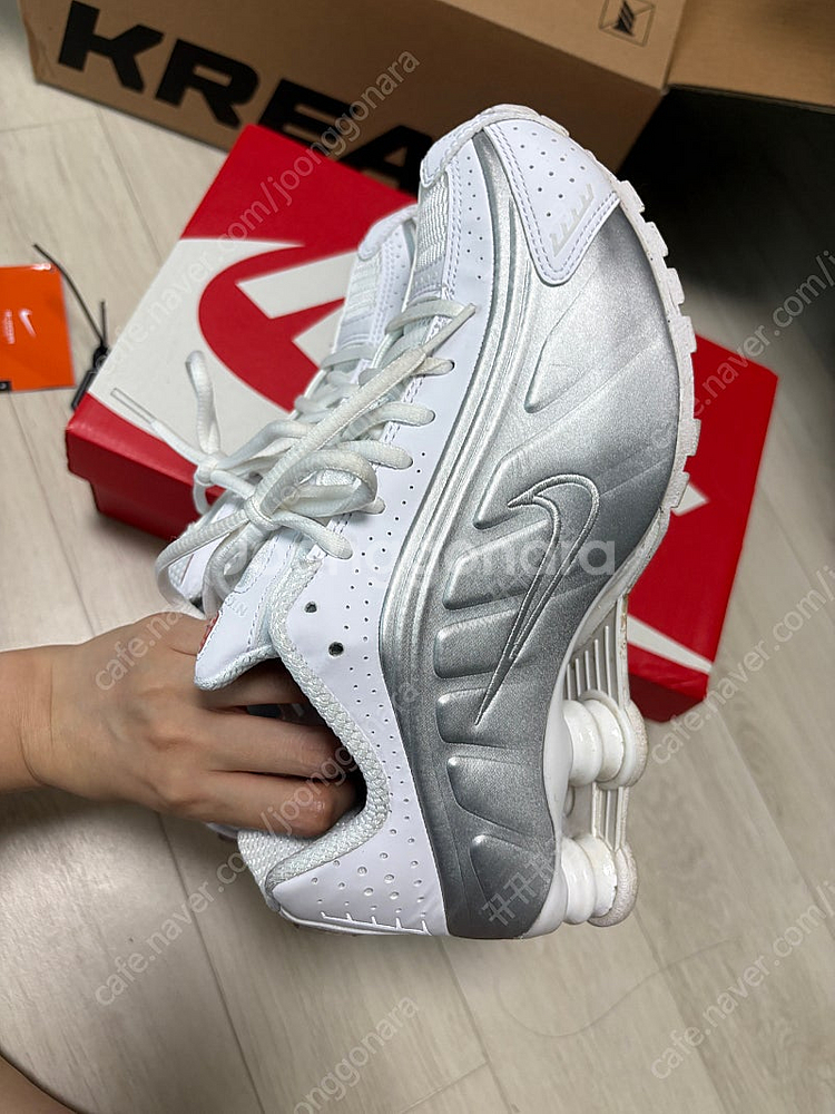 나이키 샥스 R4 화이트메탈릭 실버 240--6