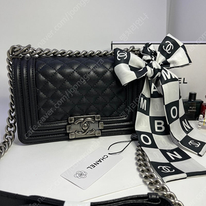 샤넬 보이백 미듐 블랙 빈티지은장(새상품)