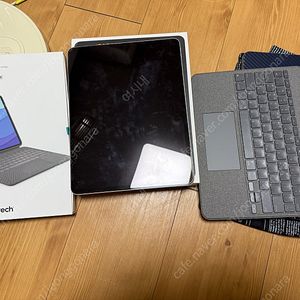 아이패드 프로 12.9인치 5세대 M1 256기가 셀룰러 + 로지텍 콤보 키보드 세트 팝니다