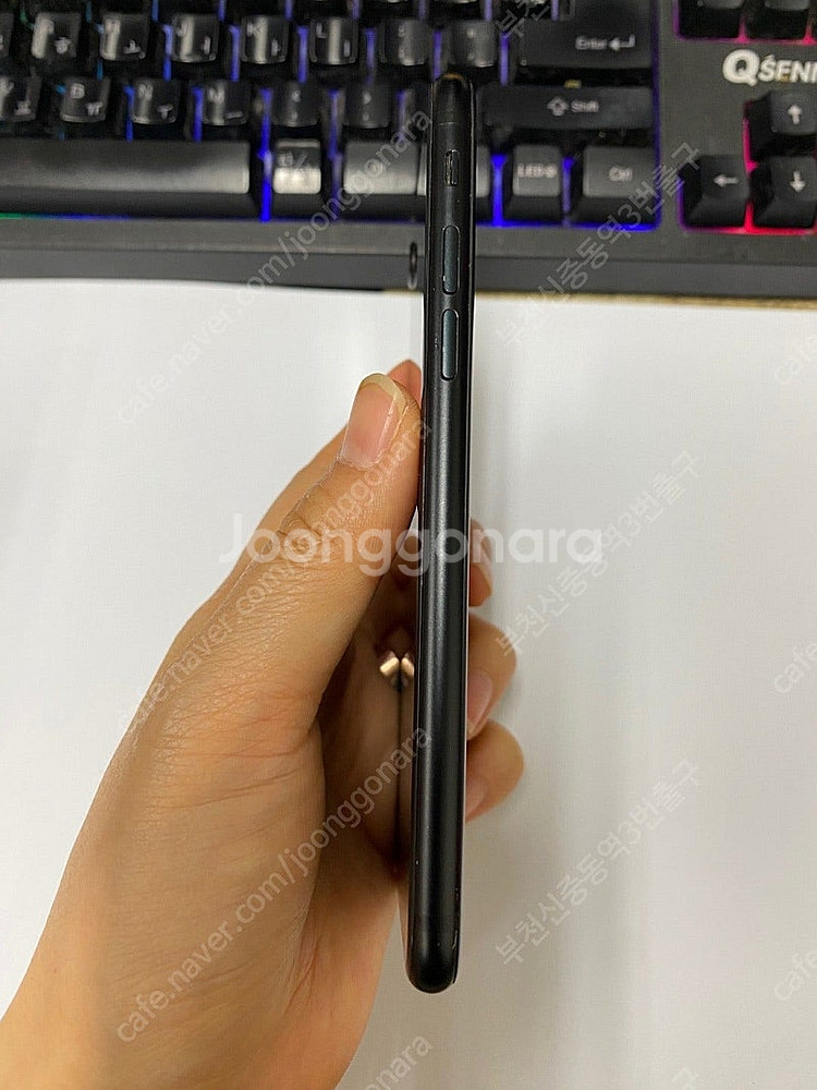 500972 아이폰SE2 블랙 A급 128GB 무잔상 ...--3