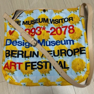 더뮤지엄비지터 가방 크로스백