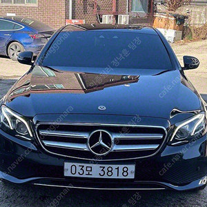 벤츠 E클래스 중고차 벤츠 중고차 수입중고차 검정색 2018년식 71,494km E220d 아방가르드 중고차금리