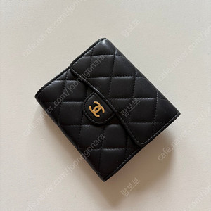 (거의 새것)샤넬 클래식 스몰 플랩 지갑(양가죽)