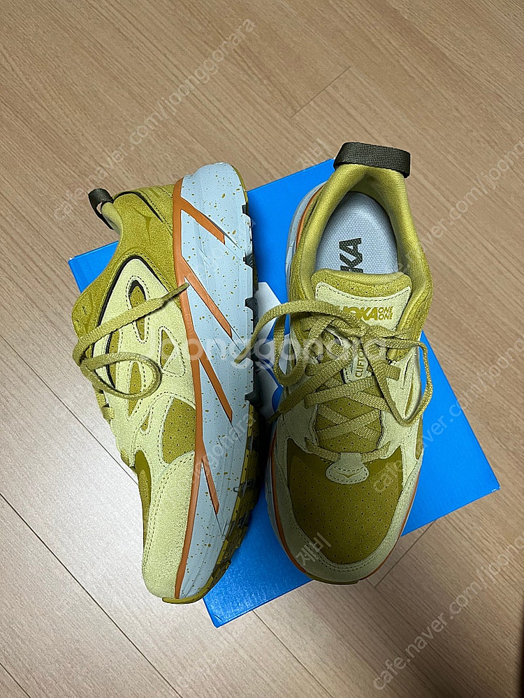 호카 클리프톤 스웨이드 265 옐로우 카키 hoka c...--1
