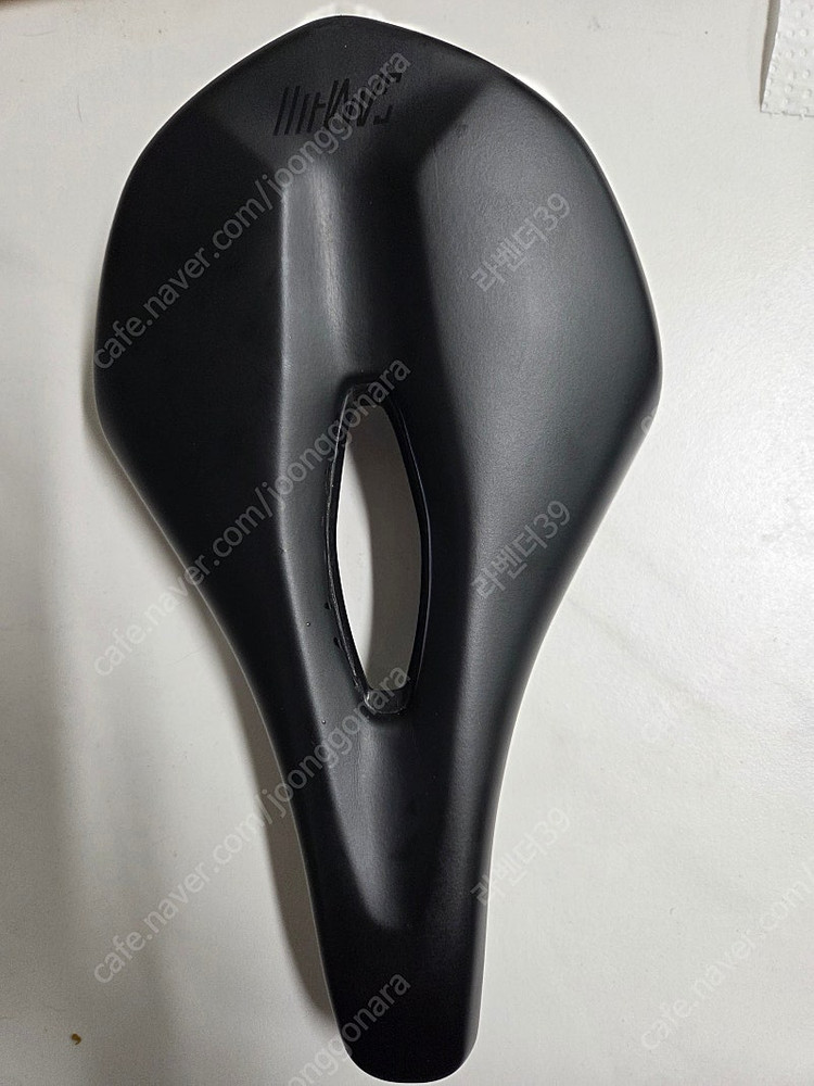 누크프루프 샘힐 오일슬릭 안장 이미지