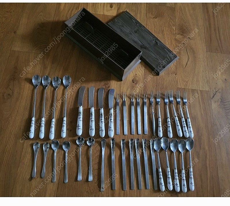 티스픈셋트+포크셋트+나이프+각종스픈+수저통등등많이안써서깔끔저렴히1만5천원(수원)--1