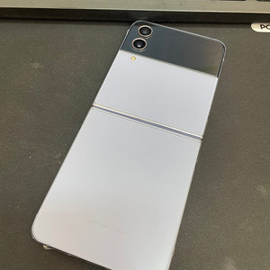갤럭시Z플립4 블루 256GB 정식센터교체 상태좋은 중고26만팝니다.