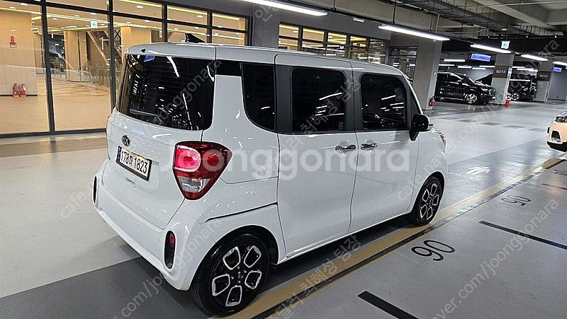 레이 중고 가격 더 뉴 레이 흰색 2021년식 시그니처 중고차카페--4