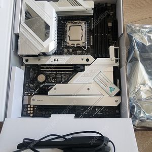 부품 4가지 판매할려고 합니다. i7 12700kf cpu asus rog strix z690 a gaming wifi d4 메인보드 팀그룹 익스트림 ddr4 램 32기가, 시