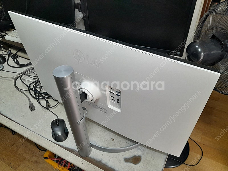 LG 32UP550N 32인치 4K 모니터 팝니다--0