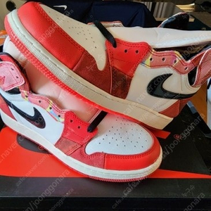 (원가판매)나이키 에어조던1 스파이더맨 넥스트 챕터 주니어 250mm 사이즈 17.9만원에 판매합니다.