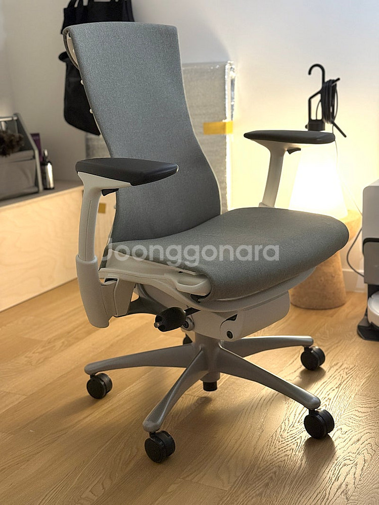 허먼밀러 엠바디 체어 그레이 팝니다--0