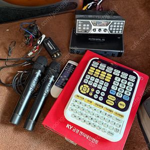 차량용 노래방 반주기 금영KCM-700H와 KANALS 무선마이크 900대역_BK7200N 판매합니다.