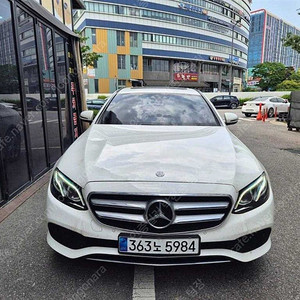 벤츠 E클래스 중고차 벤츠 중고차 수입중고차 흰색 2017년식 E220d 4MATIC 아방가르드 개인사업자 차량구매