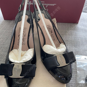 (정품)페레가모(ferragamo) 유광 슬링백 Flavia 블랙유광 6D 7cm