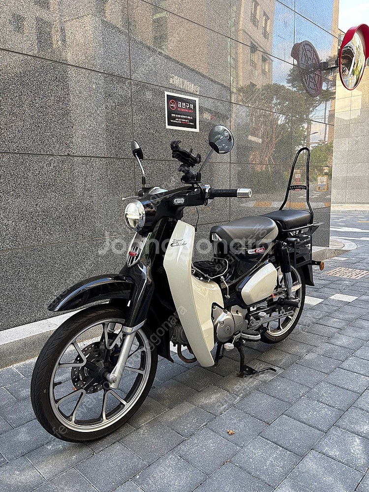 혼다 슈퍼커브 c125 범고래 검흰 판매합니다 20년식...--0