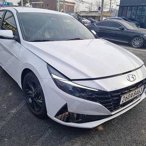 아반떼 중고차 아반떼 하이브리드 중고 차 흰색 2023년식 53,500km 모던 실내외 완벽클리닝