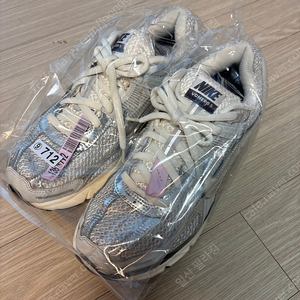 나이키 보메로 메탈릭 실버 w280(남 275)