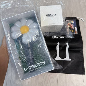 GD 지디 응원봉 + 크래들 + 더스트백 + 포카 (새상품) 판매합니다