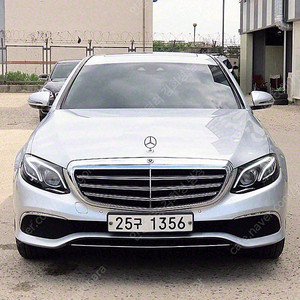 벤츠 E클래스 중고 벤츠 인증중고 은색 2017년식 65,355km E220d 4MATIC 익스클루시브 수원중고차