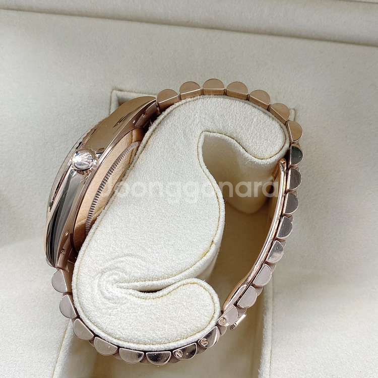 [팝니다] 롤렉스 데이데이트 40 로즈 골드 올리브 그린 로만 프레지던트 228235 - 2019년식 (100004...--2