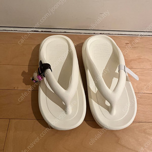 토앤토 새상품Plumpy 탠 헬로키티 참 240크림색 / 검은색