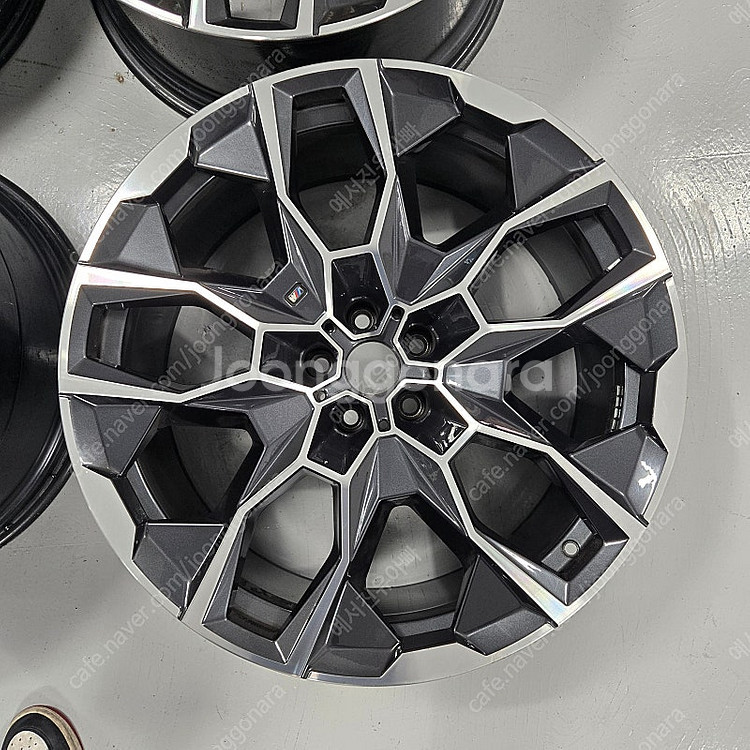 주말 특가 BMW X7 M 22인치 휠 새상품급 팝니다...--2