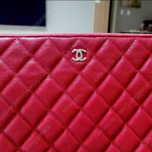 샤넬 클래식 금장 캐비어 클러치 미듐 레드