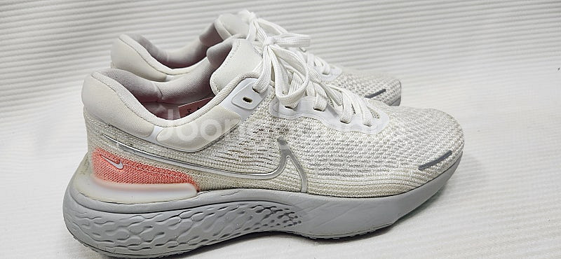 나이키 줌 인빈서블 런 플라이니트 런닝화 270사이즈--1