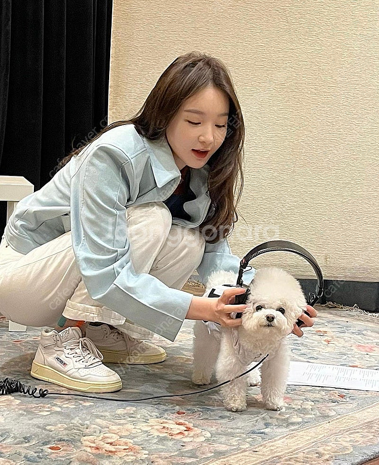 (강민경 착용) 아비에무아 로고 크롭 스웨이드 자켓--1