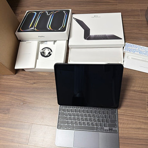 아이패드프로 13인치 m4 1TB Wifi 애플펜슬프로 매직키보드 팝니다(애캐플)