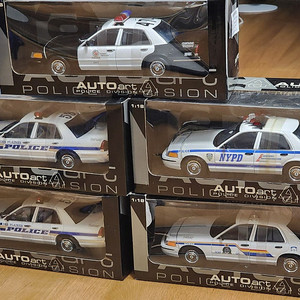 오토아트 크라운 빅토리아 폴리스 경찰차 1:18 다이케스크 새제품