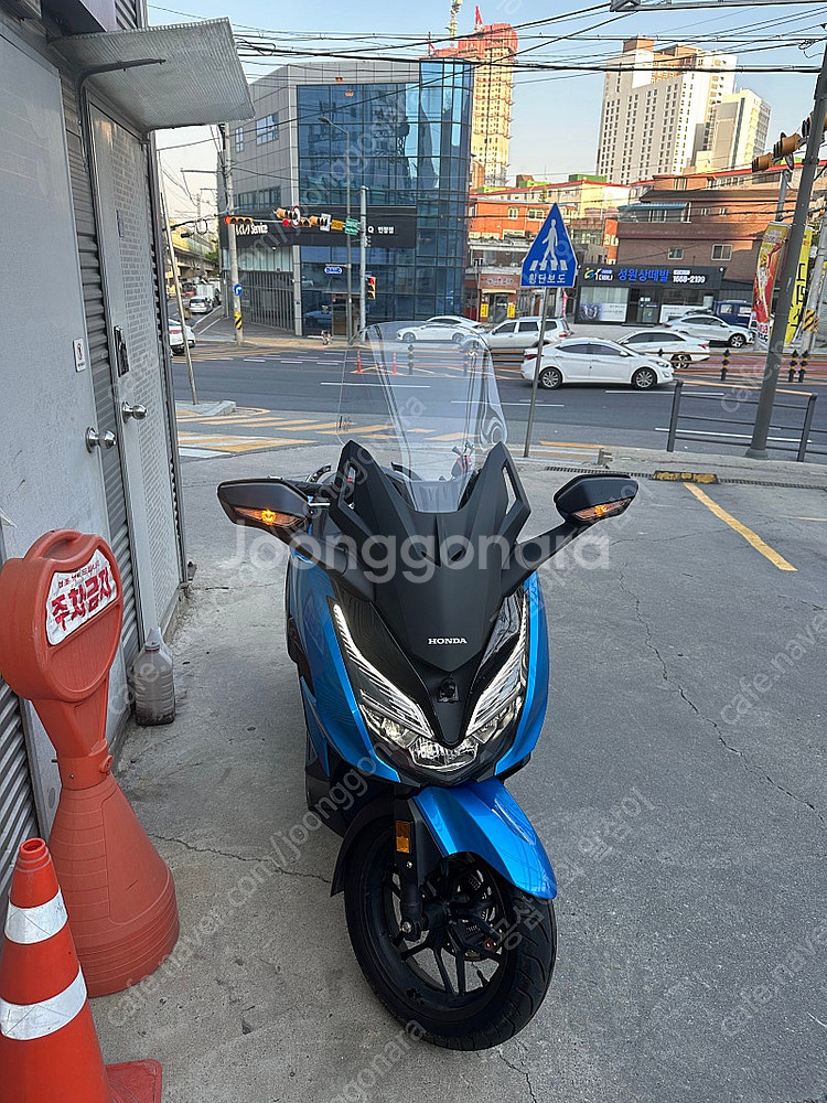 22년식 5천키로 주행한 포르자350 판매합니다--3