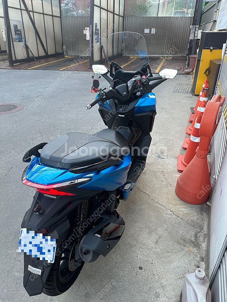 22년식 5천키로 주행한 포르자350 판매합니다--5