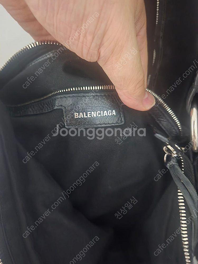 상태 새제품급 / 발렌시아가 르카골 미디엄백 / 더현대...--4