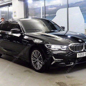 BMW 3시리즈 중고 BMW 320i 중고 승용차 검정색 2022년식 42,000km 320i 럭셔리 중고자동차 매장