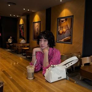 새상품)락케이크 숄더백 Square Leatherbag