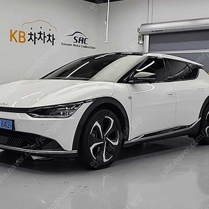EV6 중고 EV6 중고차 흰색 2023년식 롱레인지 어스 중고차싸게사기