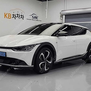 EV6 중고 EV6 중고차 흰색 2023년식 롱레인지 어스 중고차싸게사기