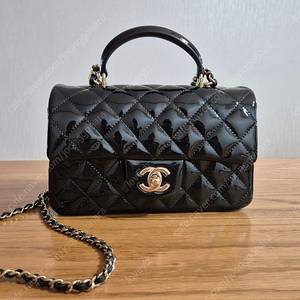 샤넬 뉴미니 탑핸들 페이던트 블랙