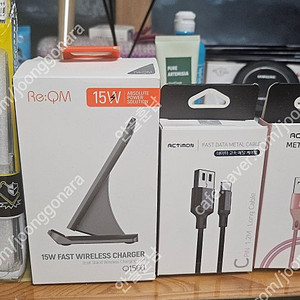 (새상품) Z플립5 투명젤리케이스,15W 충전기거치대,C타입 케이블,아이폰8핀 케이블 판매해요.