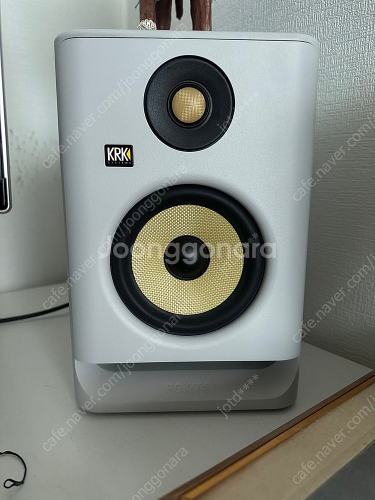 krk rokit5 g4 화이트 판매합니다--1