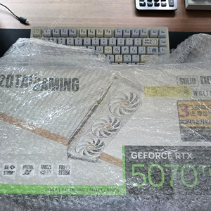 조텍 RTX 5070 TI 솔리드 코어 화이트 미개봉