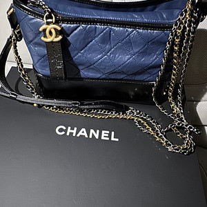 샤넬 가브리엘 호보백 미듐 네이비색상